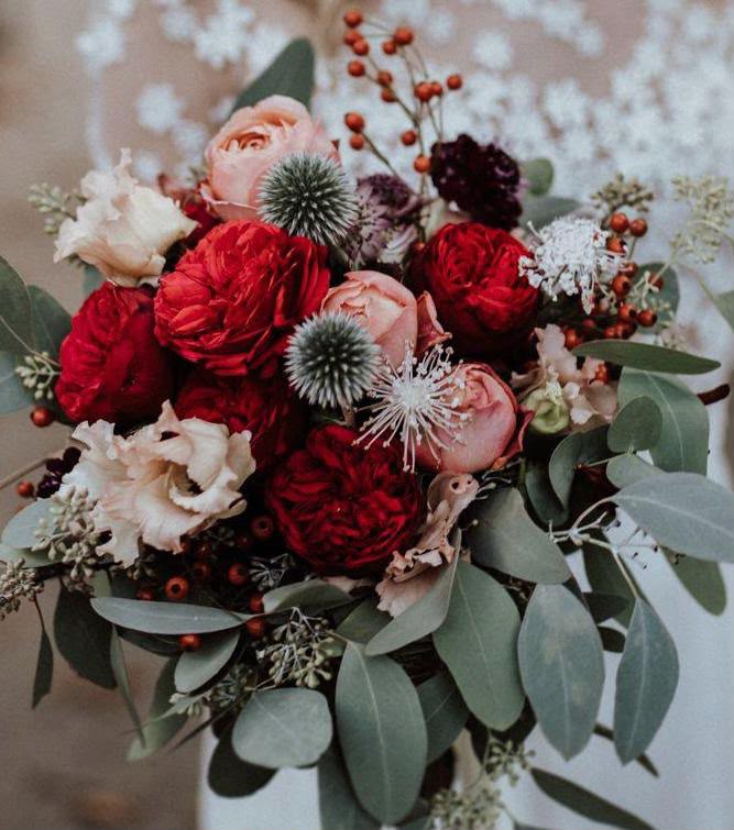 Hochzeitsstrauß der Berliner Blume mit roten und rosafarbenen Rosen und Eukalyptus
