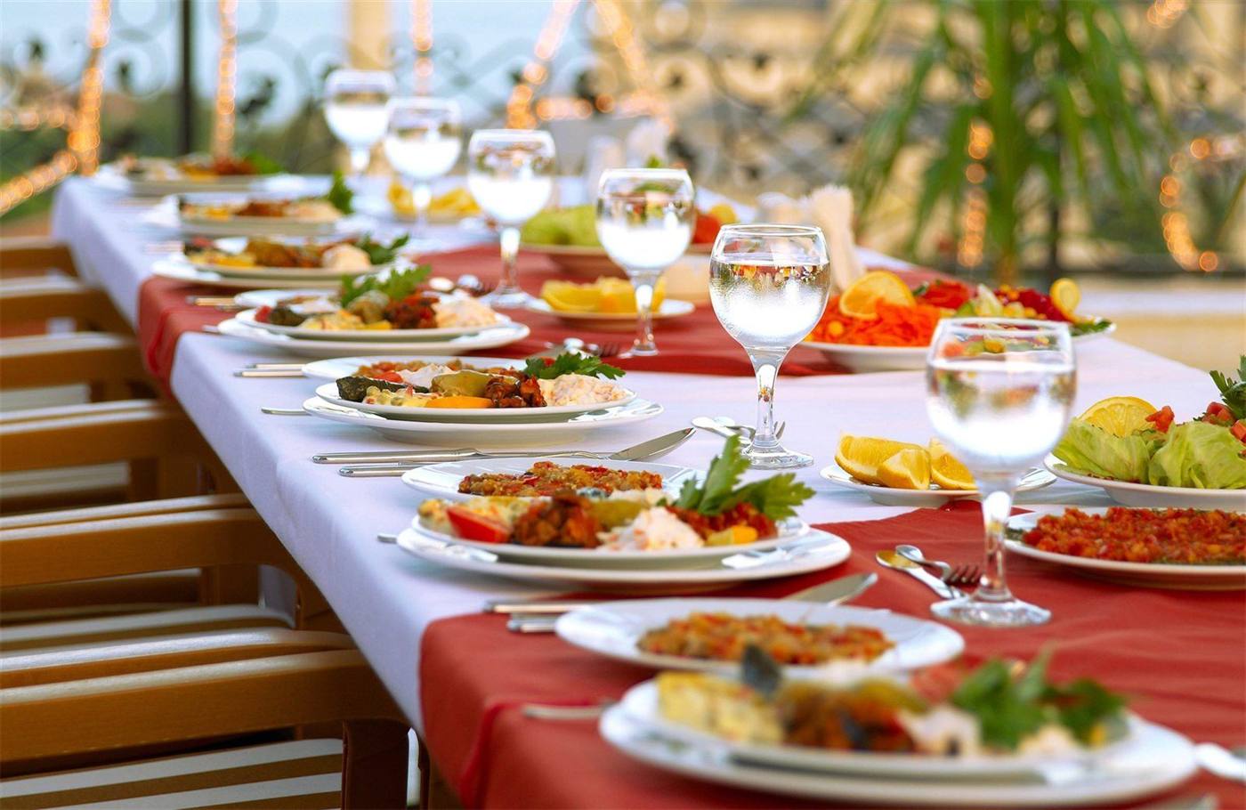 Festlich gedeckte Tafel für eine Cateringveranstaltung