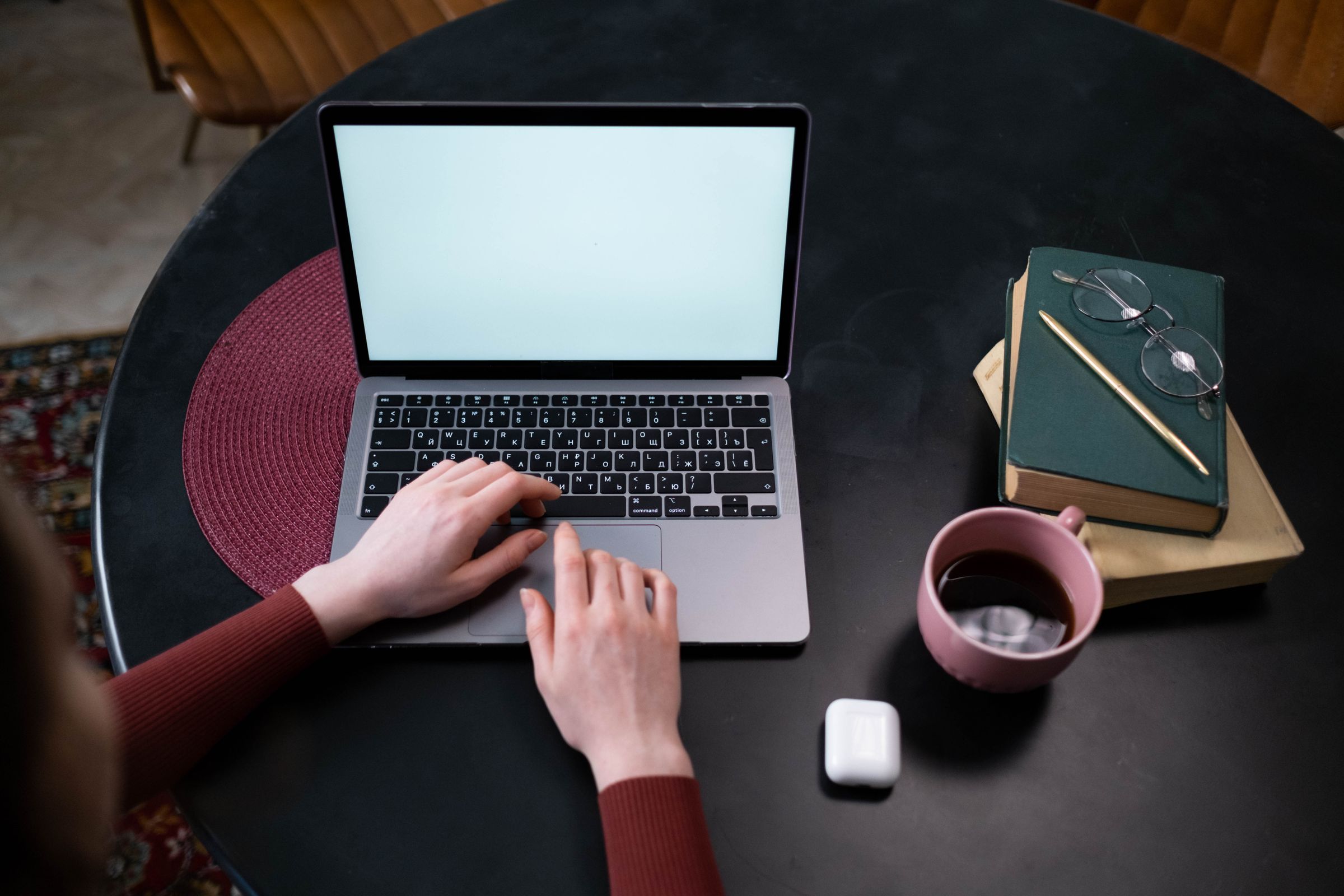 Arbeitsplatz mit Laptop für professionelles Webdesign