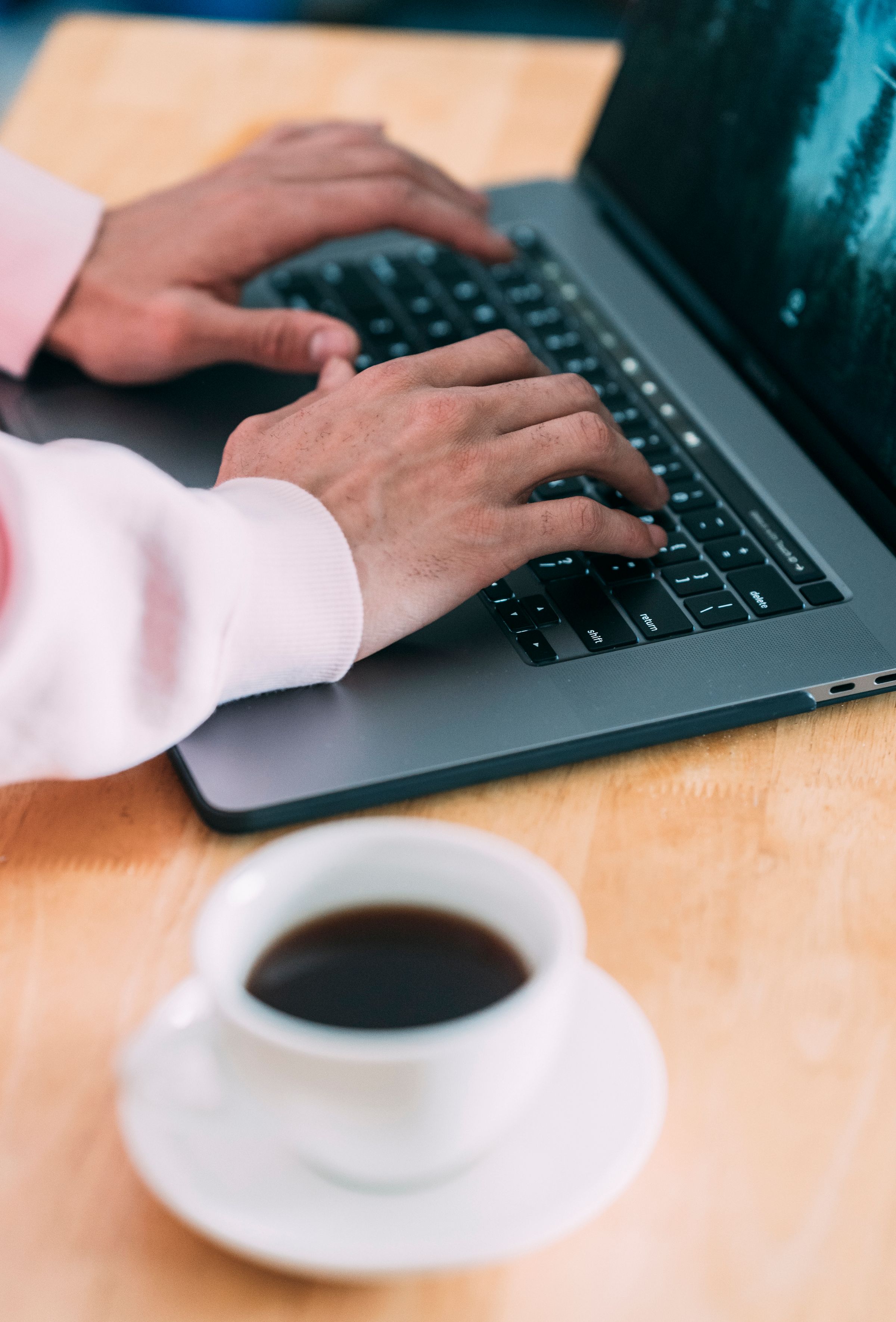 Arbeit am Laptop für laufende Websitepflege
