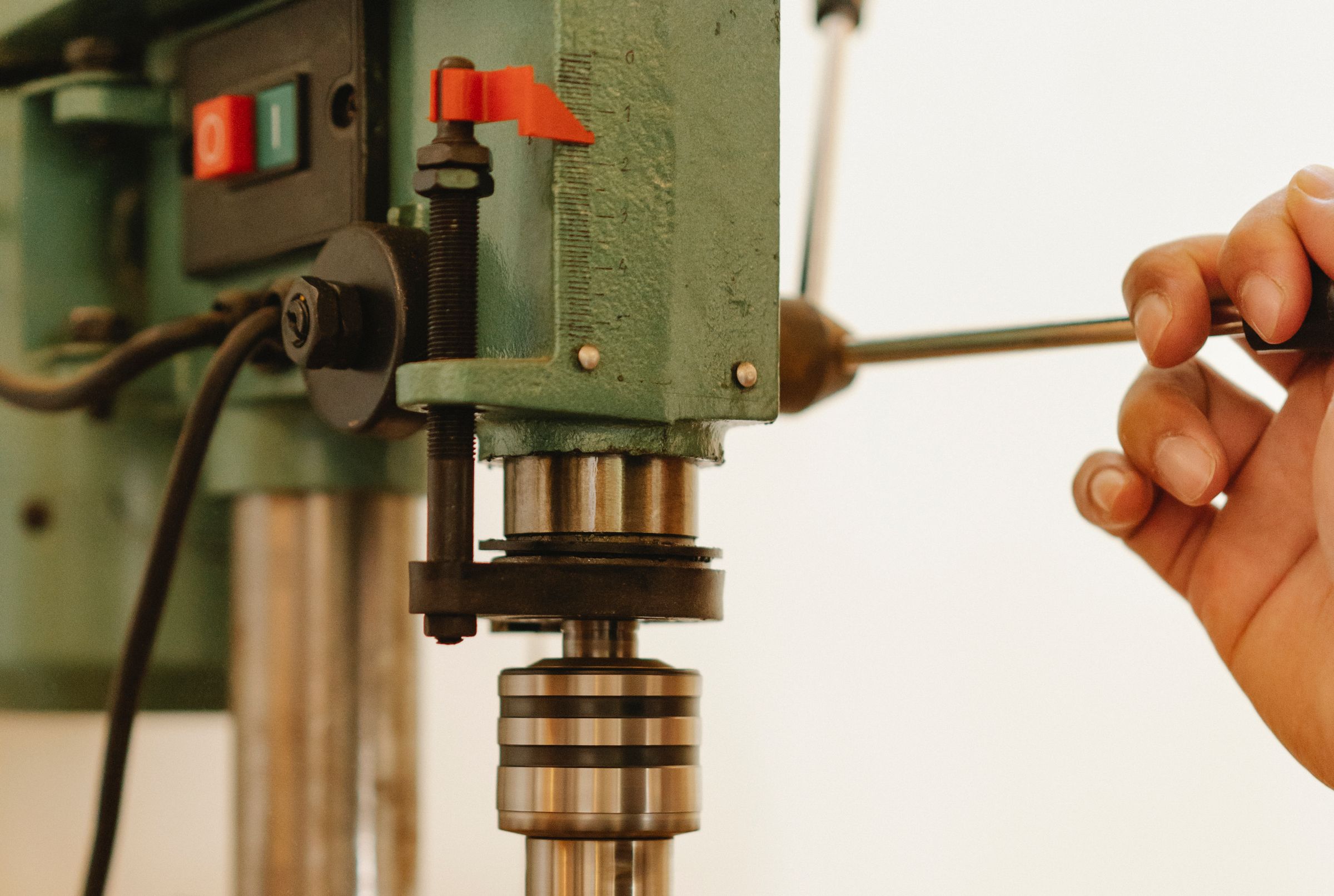 Standbohrmaschine in einer Handwerkswerkstatt