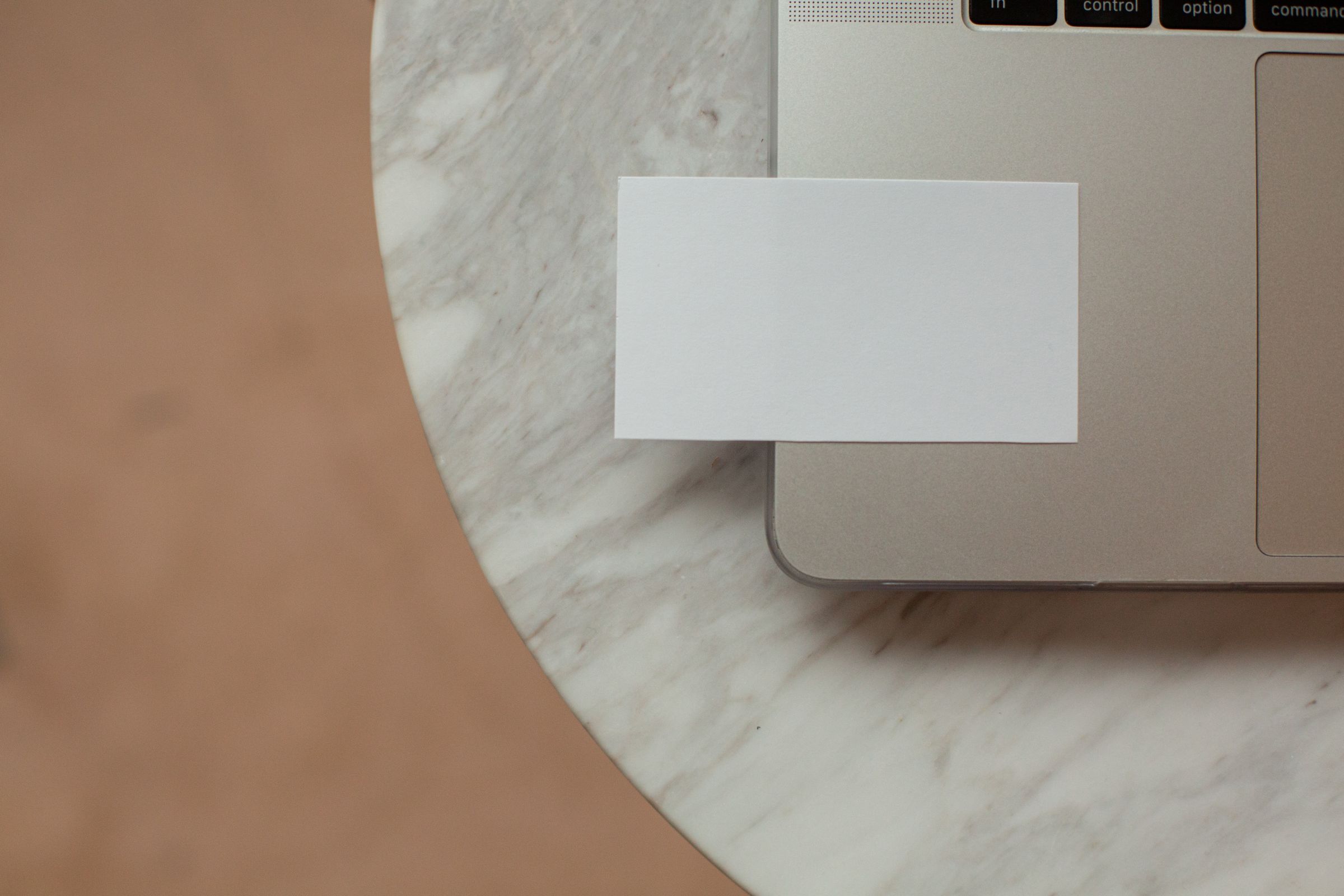 Visitenkarte und Laptop als Grundlage für einen Unternehmensstart